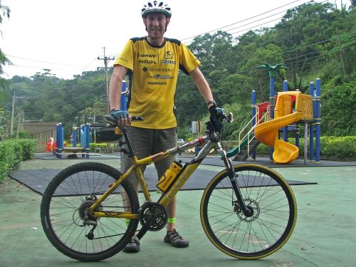 David cycling the Northern Cross Island Highway in Taiwan